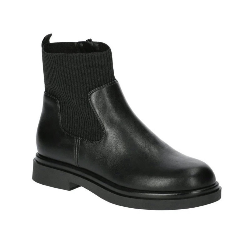 NWT! No Boundaries Women's Faux Leather and Knit
Black Chelsea Boots Sz 8 No Box